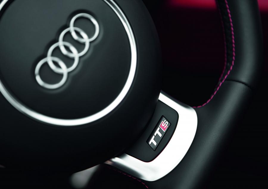Детали интерьера Audi TTS Roadster (8J) 2010 года  (WW) (фото 23 из 30)